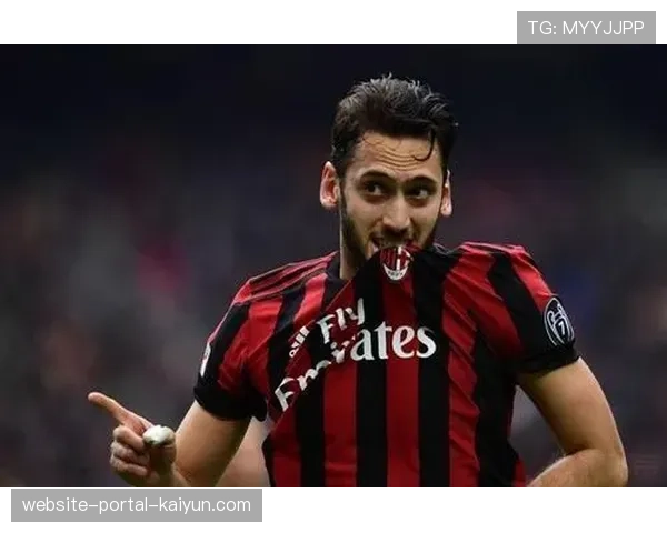 尤文图斯对阵AC米兰,比赛第75分钟,弗拉霍维奇替换基耶萨,标志战术转向高空轰炸。 尤文图斯对阵AC米兰,比赛第75分钟,弗拉霍维奇替换基耶萨,标志战术转向高空轰炸。